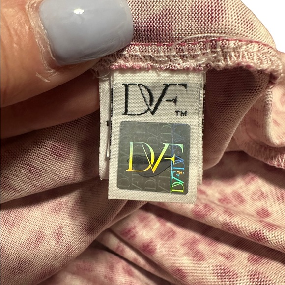 Diane Von Furstenberg gorgeous Jilda silk wrap dress in size 2. Beautiful - Picture 11 of 13